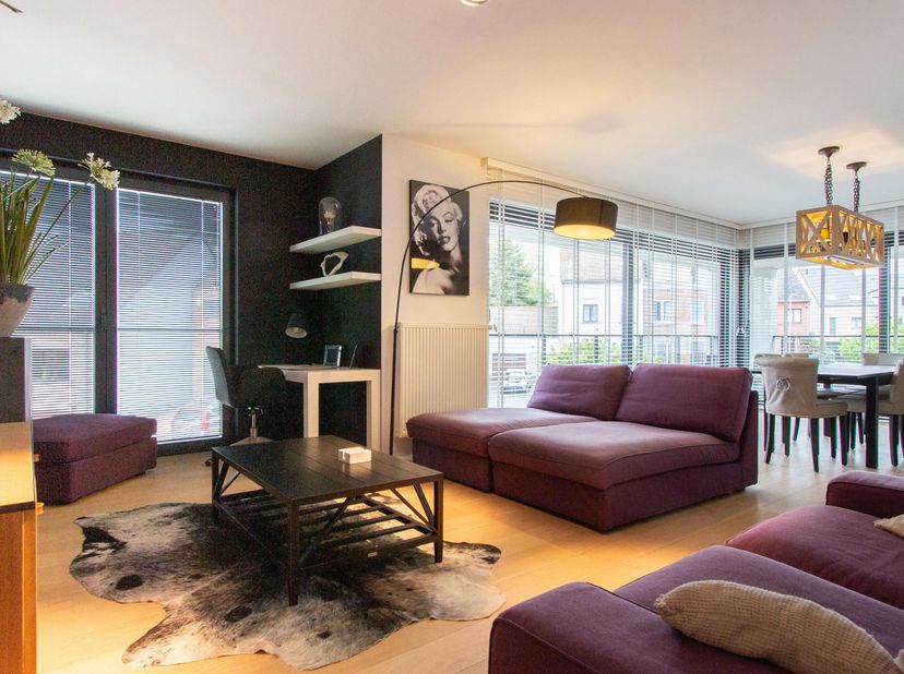 WATERLOO, à proximité de la gare et des commerces, APPARTEMENT (2ch/2sdb/1bur) meublé de ±140 m² avec terrasse et parking. Situé au premier étage, il