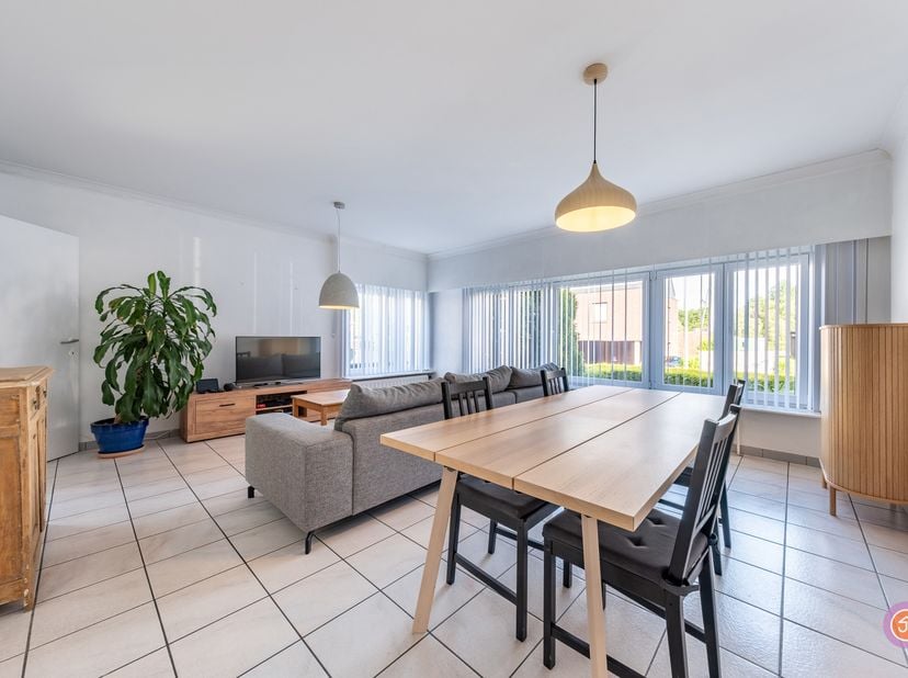 In het landelijke en bijzonder rustige Branst, deelgemeente van Bornem, vinden we dit charmante gelijkvloers appartement terug. Dankzij de aangename l