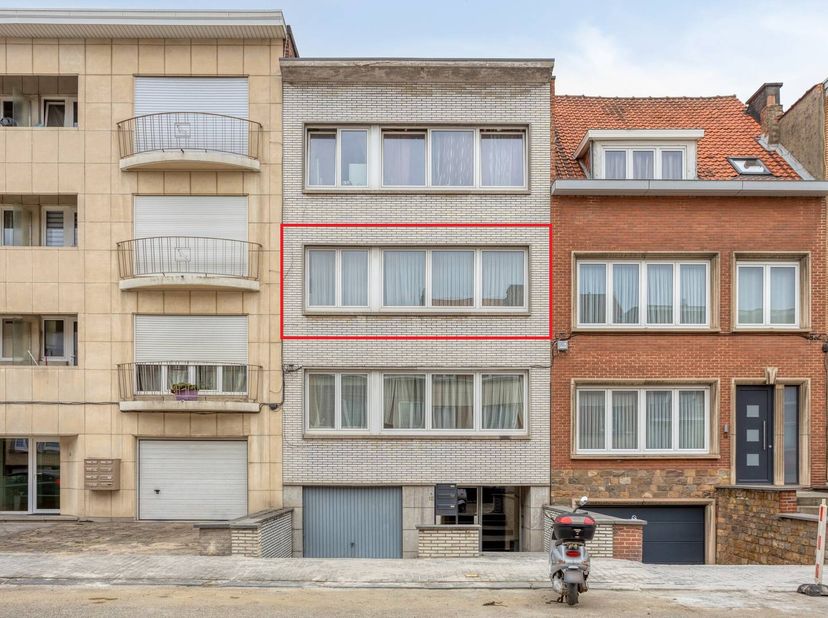 Dit goed onderhouden appartement (89m²) kent een gunstige ligging nabij winkels, openbaar vervoer en belangrijke invalswegen.<br />
<br />
Indeling va
