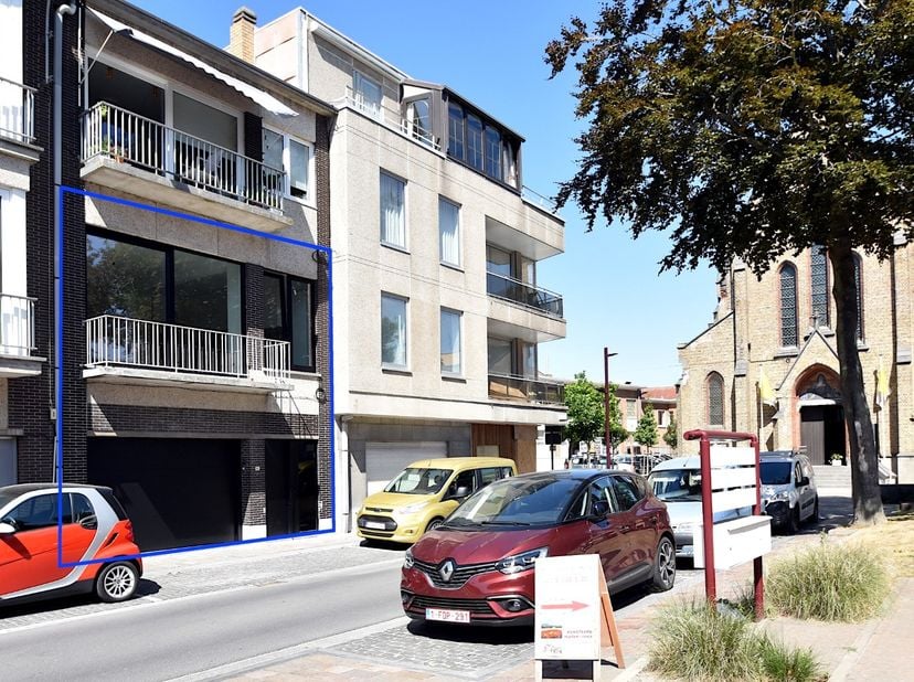 volledig gerenoveerd appartement/rijwoning gelegen in het centrum van De Haan. Het pand wordt niet gemeubileerd aangeboden. De gelijkvloerse verdiepin
