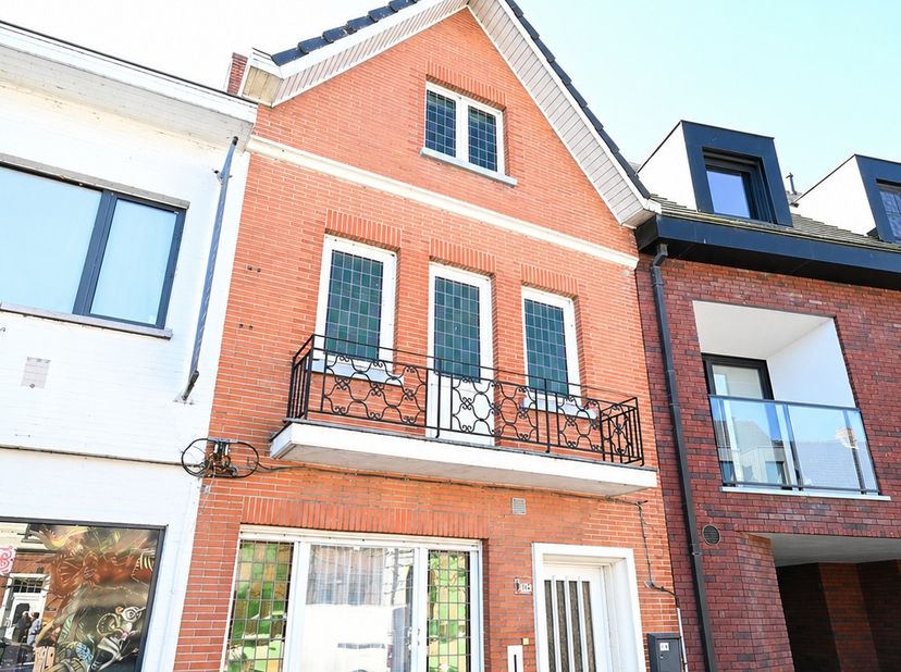 Deze VERRASSEND RUIME gezinswoning situeert zich PAL in het CENTRUM van Sijsele! Deze woning heeft een ZEER PRAKTISCHE INDELING, mits de nodige renova