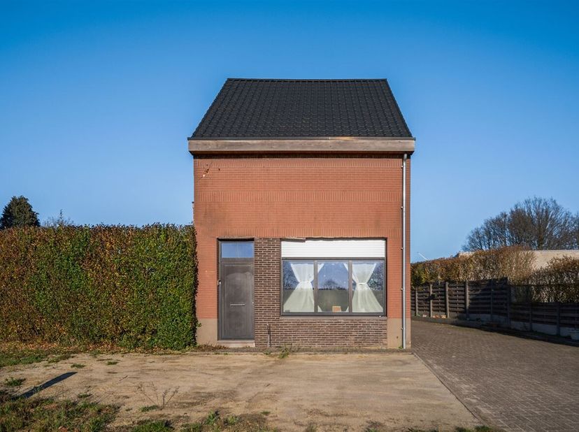 Te moderniseren OB op een perceel van 17a81ca<br />
De woning dateert van 1955 en heeft enkele belangrijke energetische renovaties ondergaan (dak, ram