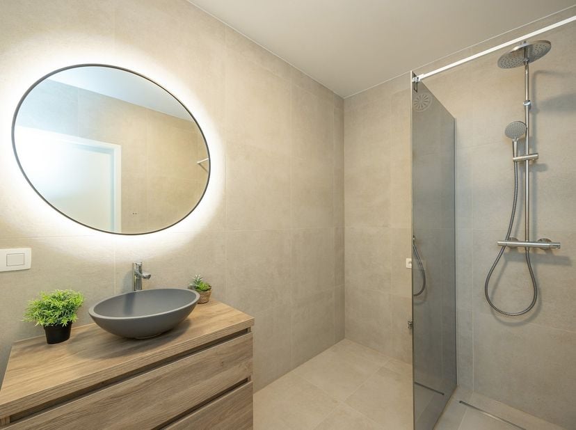 Situation<br />
L’appartement est situé dans la Helmstraat, dans un quartier agréable et facilement accessible, avec toutes les commodités à portée de