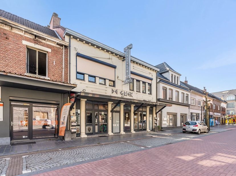 Handelspand met horeca-inrichting op toplocatie in Maasmechelen<br />
<br />
Ligging<br />
Dit instapklare handelspand is gelegen aan de Kruindersw