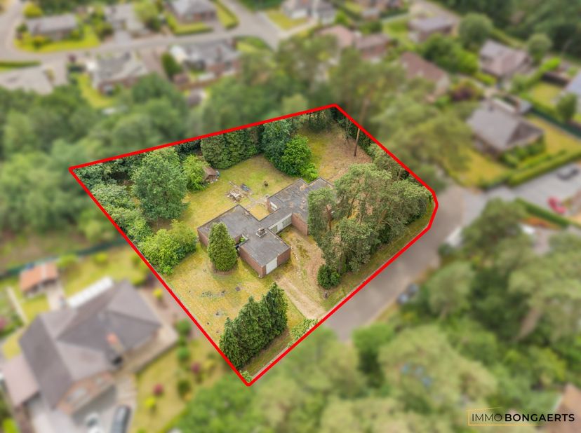 Deze te renoveren woning in Niel-bij-As is uitzonderlijk gelegen op een perceel van 28a 17ca en biedt een unieke combinatie van ruimte, privacy en vee