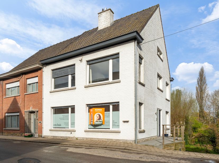 Deze verrassend ruime op te frissen gezinswoning is gelegen in een rustige, kindvriendelijke buurt, op wandelafstand van scholen, winkels en het centr