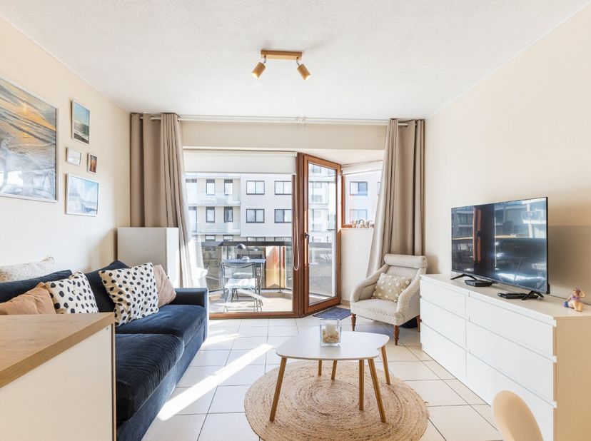 [[ DIT PAND NEEMT DEEL AAN DE ERA OPEN HUIZEN DAG OP 19/09 VAN 11U00 TOT 12U00 ]]De Panne: Instapklare studio met terras op enkele meters van zee!Op z