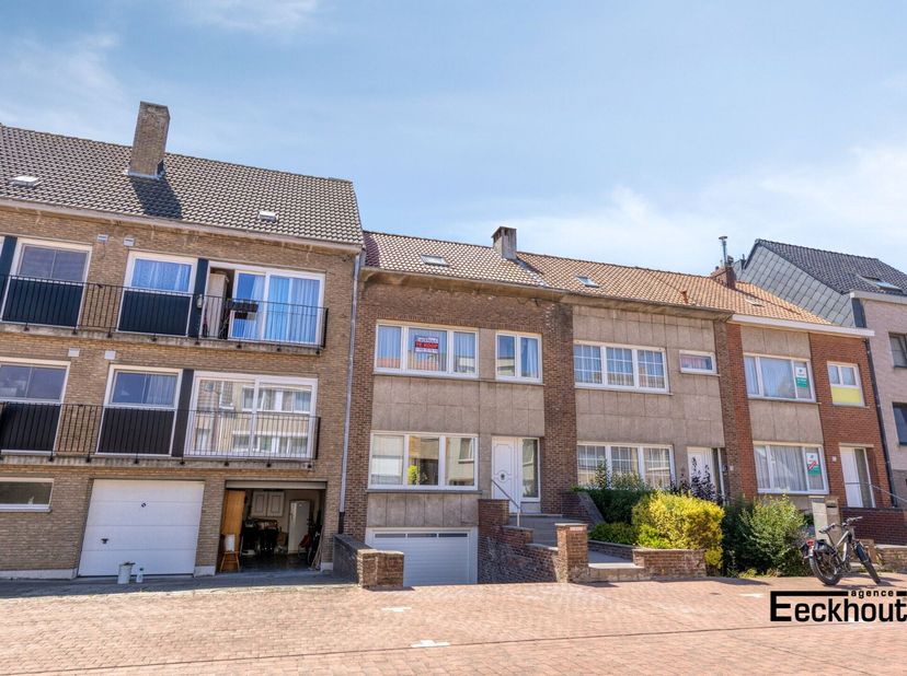 Deze charmante en uitstekend onderhouden rijwoning is gelegen in een rustige straat, vlak bij de "Ballon' en de 'Spuikom'.<br />
De woning beschikt ov