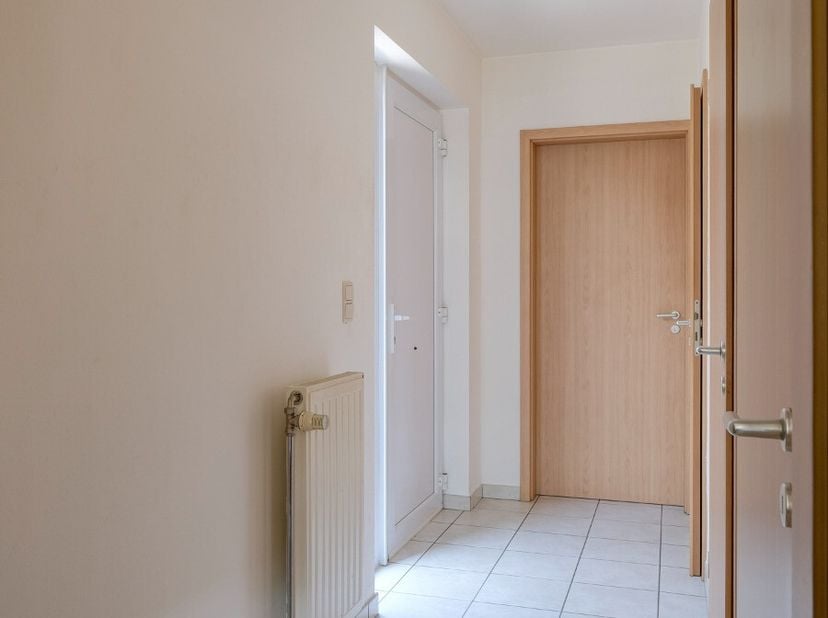 Op zoek naar comfortabel wonen met een uitstekende bereikbaarheid? Dan is dit instapklare gelijkvloerse appartement in Olen zeker een bezoek waard.Met