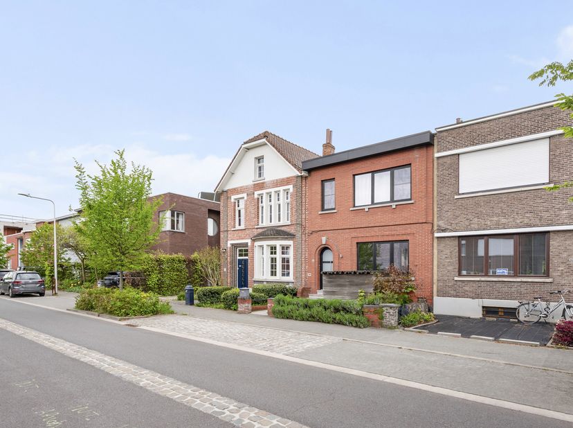 Bienvenue dans cette charmante et accueillante maison, située au calme dans une rue en cul-de-sac. Vous profitez ici d’un environnement agréable avec