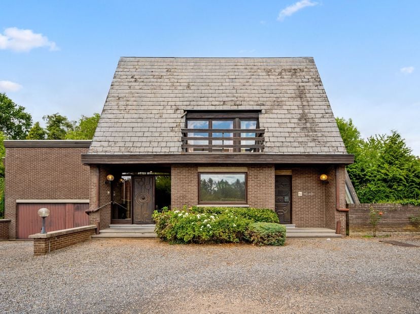 Deze bijzonder knappe en originele woning geniet van een uitzonderlijke ligging in het charmante Hoegaarden, een gemeente die bekendstaat om haar groe