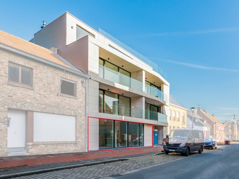 Op zoek naar een commerciële ruimte met tal van mogelijkheden op een vlot bereikbare locatie? Deze casco handelsruimte van 119 m² in Houthulst biedt d