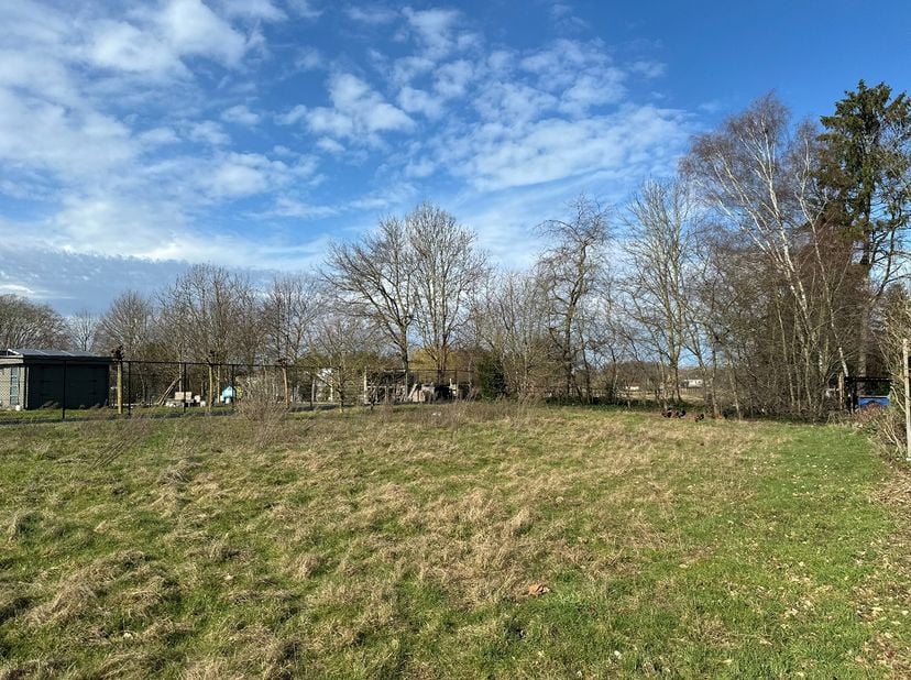 Mooi perceel bouwgrond voor open bebouwing, zijnde lot 3 op verkavelingsplan, met een oppervlakte van 14a 53ca. Deze grond is rustig gelegen in een re