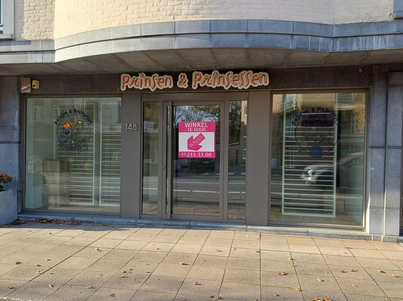 Deze winkelruimte van +/-312m² is gelegen in het centrum van Brasschaat, vlakbij "Scapa", "Scoutt", "Veronique De Cock 1995", "Rue Blanche Archives, "