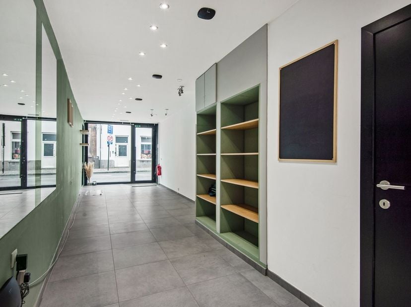 Ontdek dit veelzijdige pand gelegen in de Keizerstraat, een absolute topligging in het bruisende centrum van Mechelen. Alle winkels, horeca, openbaar
