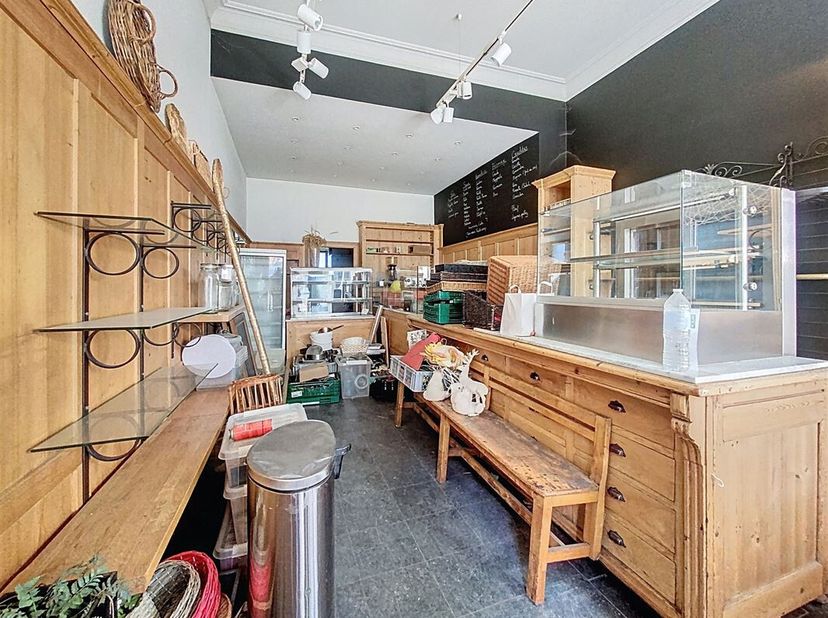 Vanderkindere wijk - Commerciële ruimte van +/- 60m² gelegen op de begane grond als volgt samengesteld: een grote commerciële ruimte van +/- 32m², twe