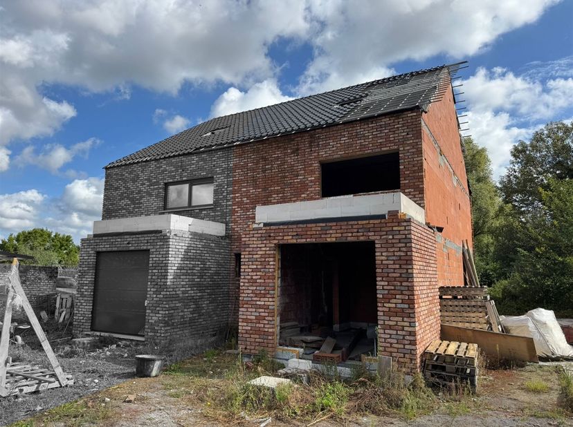 Prix: 140.000 euros, frais d'agence et TVA 21 % non inclus. <br />
Gros oeuvre couvert/ouvert. <br />
Une maison 2 façades et comprenant: <br />
Rez: