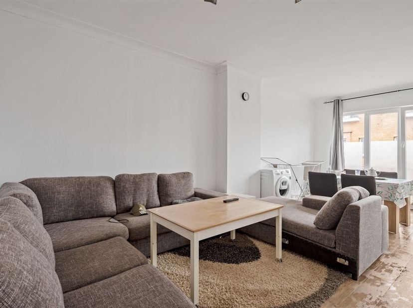 Appartement met twee slaapkamers en mogelijkheid tot aankoop garage te Mechelen<br />
Ligging: Het appartement is gelegen in de Grote Nieuwedijkstraat