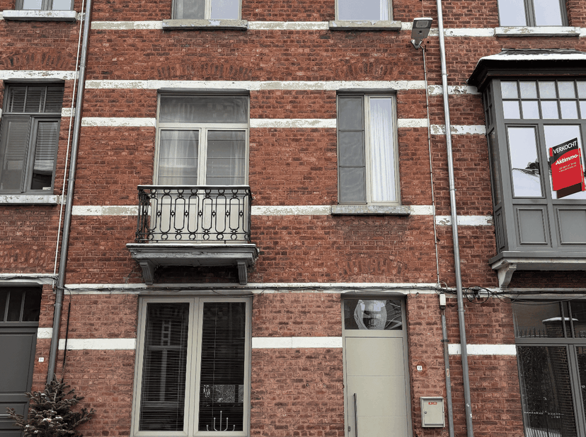 Karaktervol herenhuis met stadstuin in hartje Sint-Truiden<br />
<br />
Dit ruime herenhuis ligt in de Koningin Astridstraat, een rustige en gegeerde