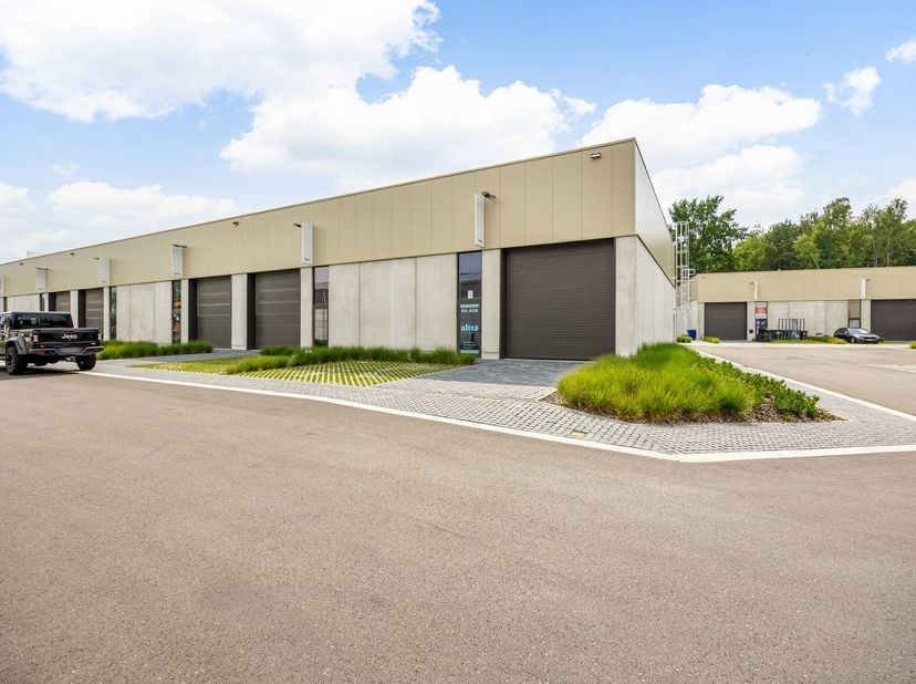 In het verzorgde KMO-park Walth, gelegen aan de Gietreijstraat te Genk, bieden wij deze hoekgelegen KMO-unit van ca. 210 m² te huur aan.<br />
<br />