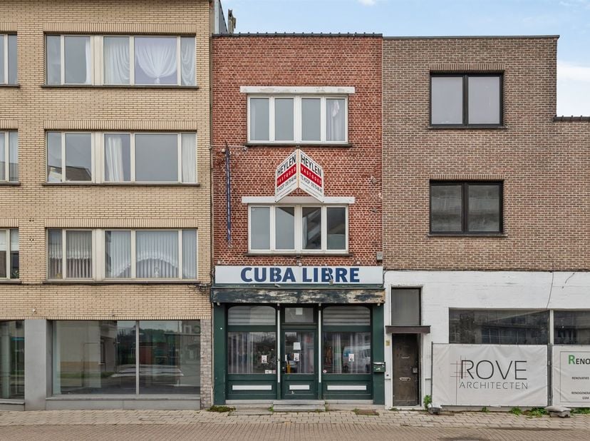 Bent u op zoek naar een uitzonderlijke investering in het hart van Mechelen? Dan is dit te renoveren handelspand met woonst precies wat u zoekt! Geleg