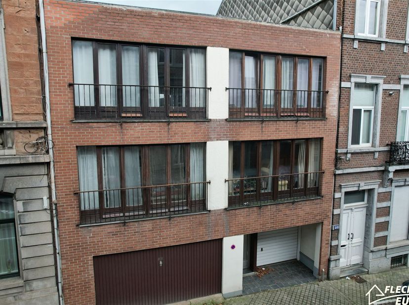 Flech'euro a le plaisir de vous présenter ce charmant immeuble logé à deux pas du centre ville de VERVIERS. Ce dernier se compose de 10 studios de 42m