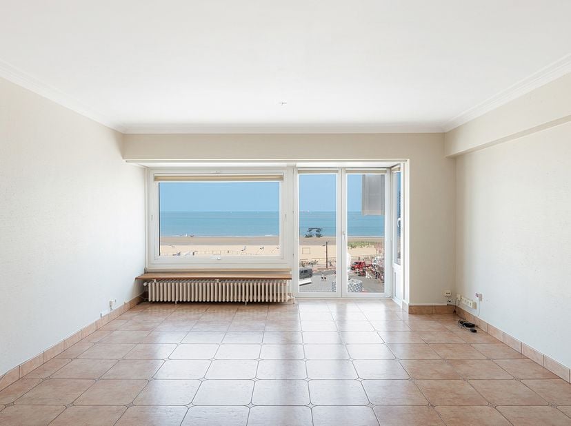 Ongemeubeld 3 slaapkamerappartement op het Rubensplein met fantastisch zeezicht.<br />
Inkom met vestiaire en gastentoilet. Woonkamer met panoramisch