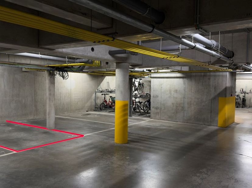 Bent u het beu om dagelijks rondjes te rijden op zoek naar een parkeerplaats in de buurt van de Dambruggestraat en het Sint-Jansplein? Zoekt u een vei
