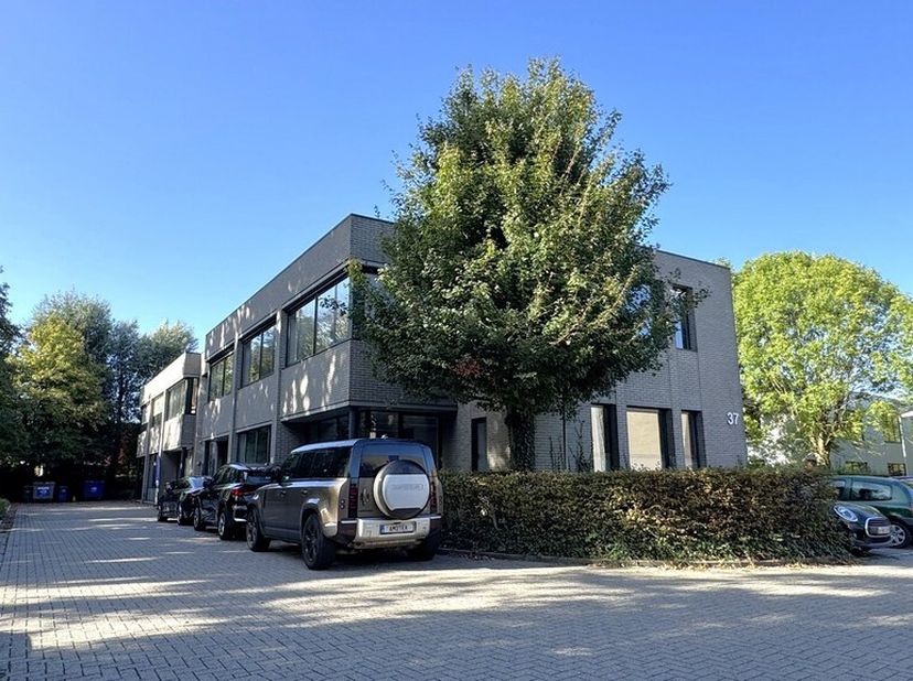 259m² volledig ingericht en instapklaar kantoor op het gelijkvloers aan linkerzijde (uitbreidbaar tot 518m² kantoren)<br />
Ligging: vlakbij N171 rich