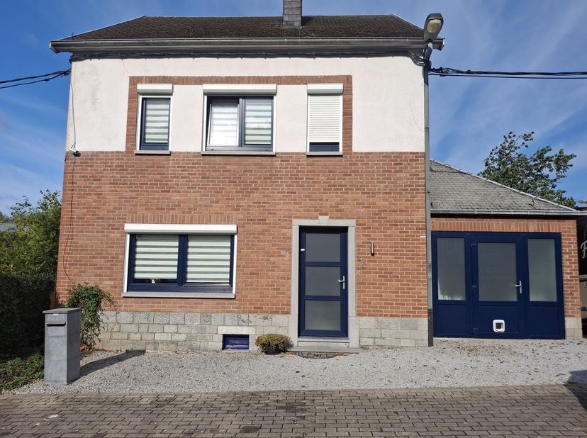 Prachtige villa gelegen in ee rustige straat, vlakbij het centrum,winkels en de groene omgeving van de vallei.<br />
De woning bestaat op het geliijkv