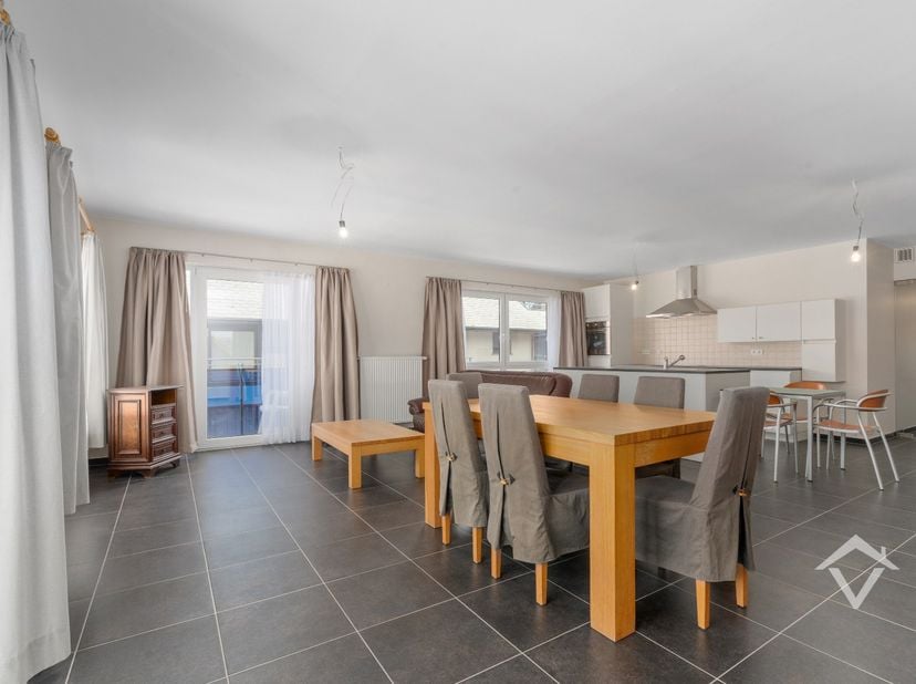 In de 10de-Liniestraat in Kortemark, een rustige verbindingsstraat tussen de Stationsstraat en Nieuwstraat, vinden we dit instapklare appartement op w
