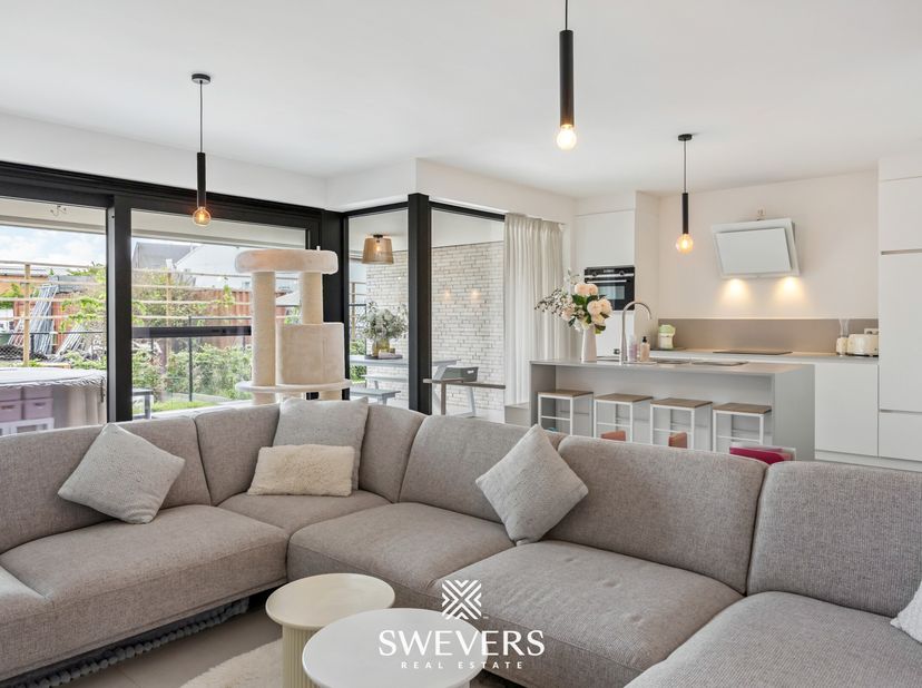 Voor meer info en fotos, surf naar www.swevers.be  Dit recente gelijkvloerse appartement op Vliegveldlaan 48 bus 2 in Sint-Truiden combineert een prak
