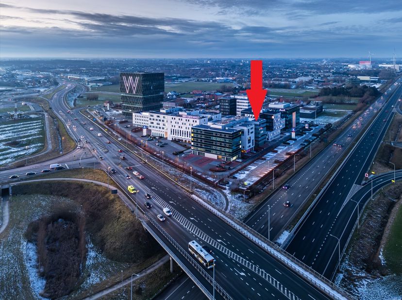 Kantoorgebouw te koop met een oppervlakte van ca. 3.090 m² op het Westwing park in Roeselare.<br />
<br />
Toplocatie nabij de autostrade E403 afrit R