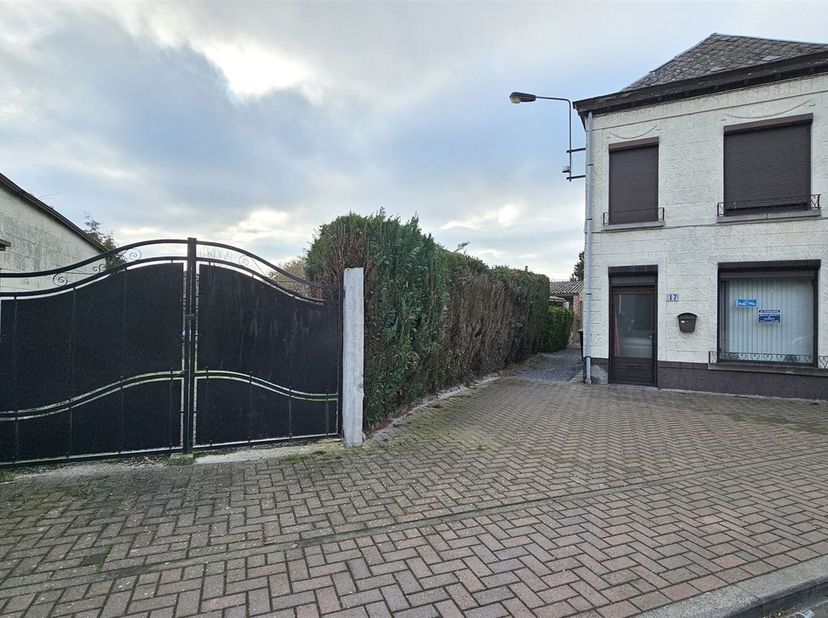 Prix: 135.000 euros, frais d'agence non inclus et à charge de l'acquéreur.<br />
Maison habitable rapidement + 2 garages et comprenant: <br />
Sous-so
