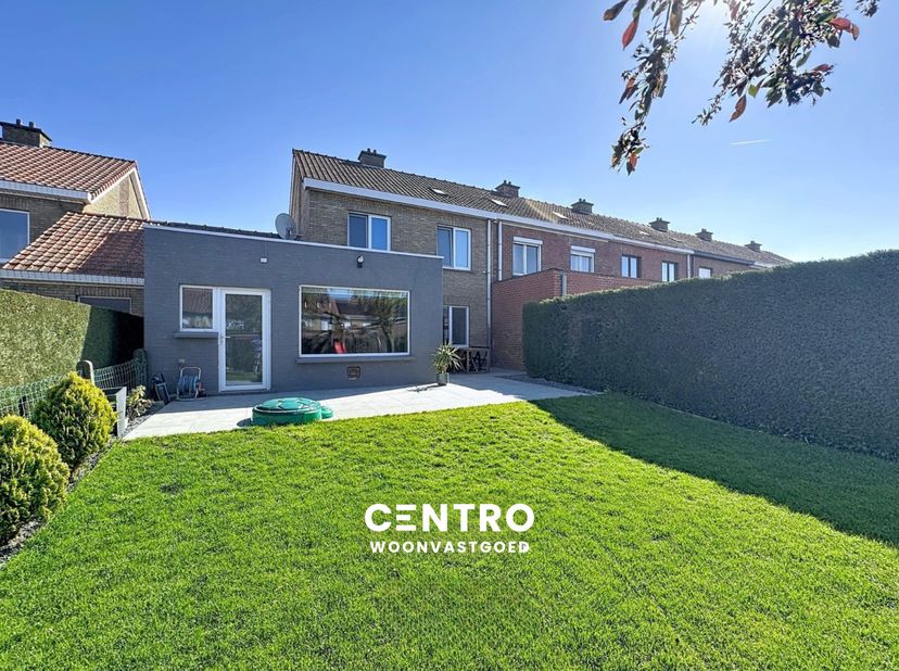 Recent gerenoveerde woning met alle COMFORT met garage, dubbele oprit en aangelegde tuin met groot zonneterras te Rumbeke!<br />
<br />
INDELING:<br /