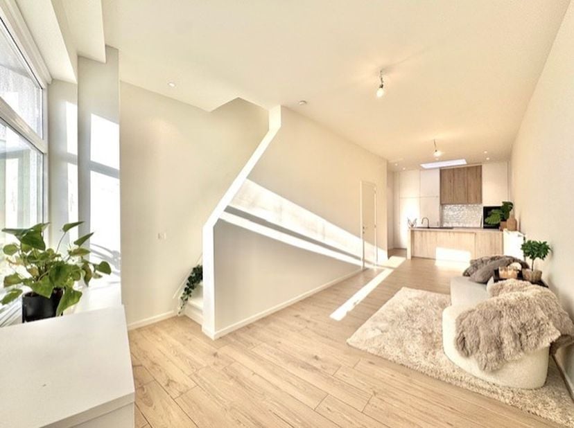 Grondig gerenoveerde woning te centrum Izegem. Gelegen nabij alles wat men nodig heeft aan winkels, voorzieningen, nachtwinkel, marktplein, zwembad, b