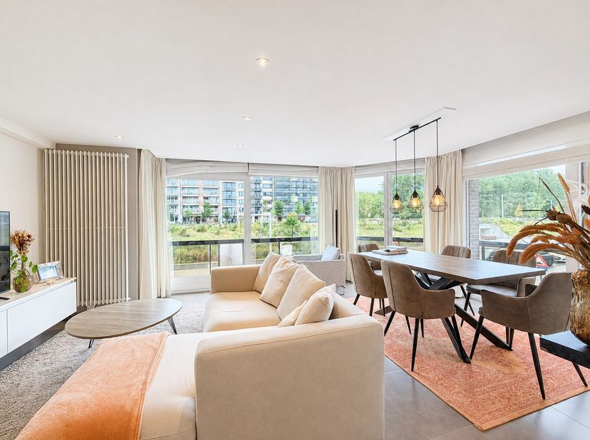 Zeer leuk hoekappartement te Heist-aan-Zee, genietend van een prachtig open zicht uit de woonkamer. Dankzij de hoekligging en de vele raampartijen gen