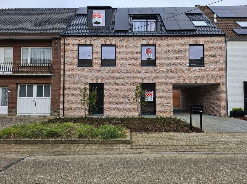 Dit 1-slaapkamerappartement heeft een opp. van 68m² en bevindt zich op de tweede verdieping van een aangenaam en kleinschalig project van 3 appartemen