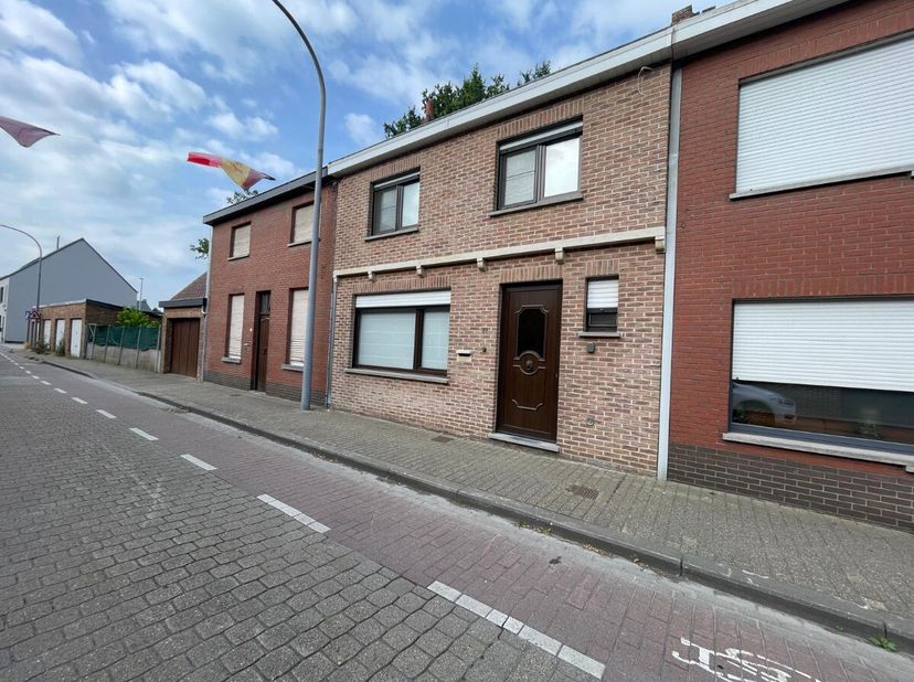 Verzorgde woning te koop in WervikBent u opzoek naar een leuke woning met centrale ligging,2 slaapkamers verzorgde tuin en garage voor 2 autos, dan is