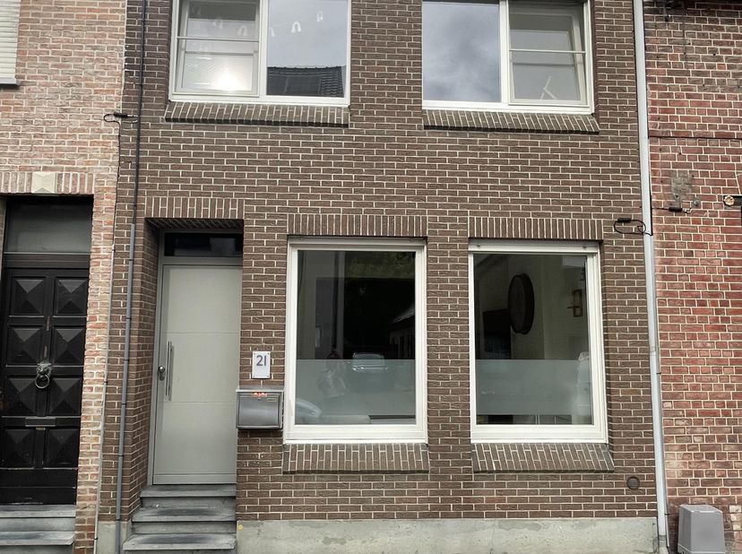 In de Hospitaalstraat, treffen we deze instapklare rijwoning met 3 slaapkamers. De woning omvat een inkomhal, apart toilet, lichtrijke woon- en eetkam