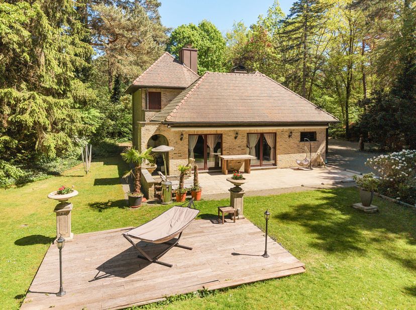 Dans le quartier verdoyant et prisé de Steijnhoeven, se trouve cette villa sur une parcelle arrière de 3.905m². Derrière un portail d'accès automatiqu