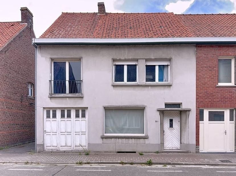 Te renoveren of te slopen woning met projectpotentieel in Wielsbeke<br />
<br />
In de Molenstraat 30 te Wielsbeke bevindt zich deze woning met ruime