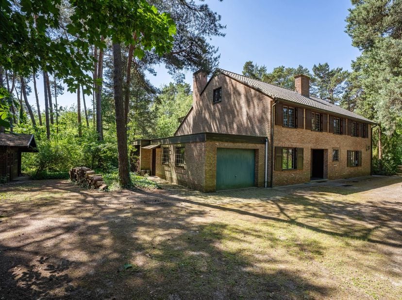 Uniek gelegen landhuis te koop in rustige, groenrijke Omgeving<br />
Bent u op zoek naar een sfeervol landhuis waar ruimte en natuur samenkomen? Dit l