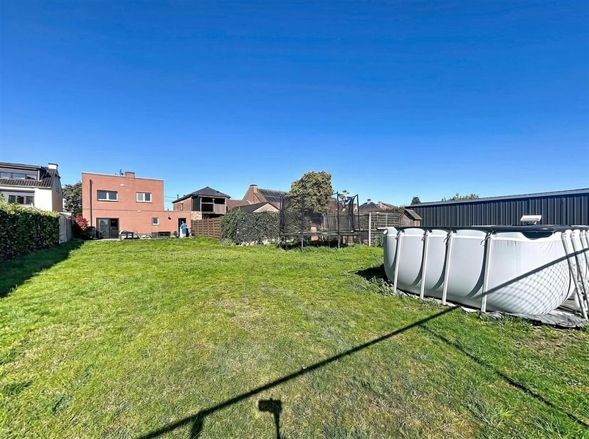 BEZOEK: reservatie via sms: 0470/30.20.10<br />
Ruime (264m²) strakke woning met 4 slaapkamers en garage op perceel van 639m².<br />
LIGGING: Deze goe