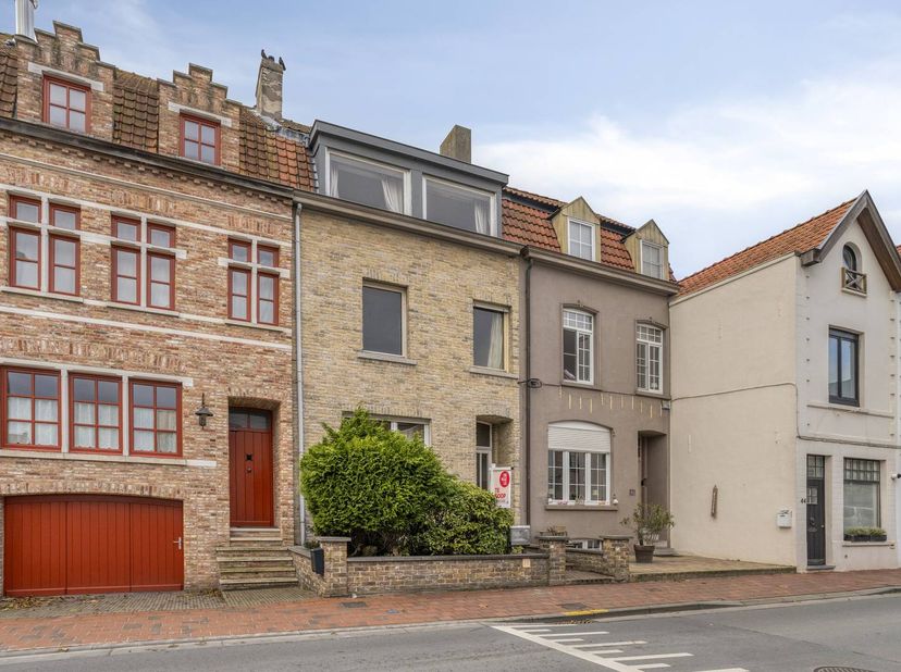 In de Smedenstraat, midden in het levendige hart van de kuststad, presenteren wij dit karaktervolle huis te koop. Dit unieke vastgoed onderscheidt zic