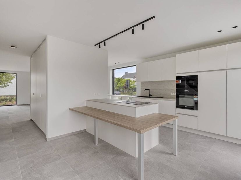 Bent u op zoek naar een moderne en energiezuinige woonoplossing met een luxueuze uitstraling? Deze unieke stapelwoning in de Goudenregenlaan biedt u e
