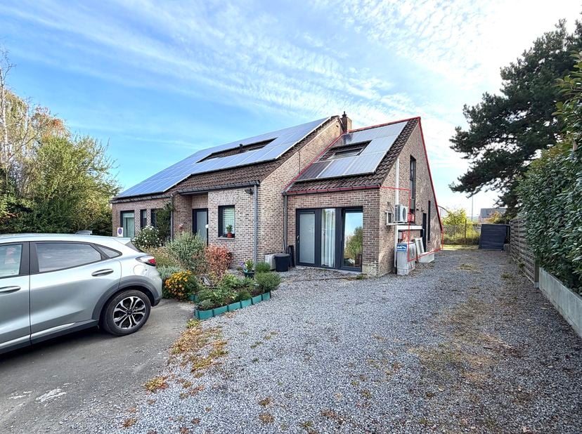 ERPENT – Op een steenworp afstand van de hoofdwegen, mooie duplex met 2 slaapkamers en 1 badkamer. De eerste verdieping bestaat uit een hal, een toile