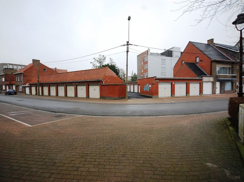 RONDE KOM GARAGE 1 - 8800 ROESELARE<br />
Traditioneel gemetste garage. Ideale ligging, dichtbij het centrum.<br />
Huurwaarborg:  3 maand huur.<br />