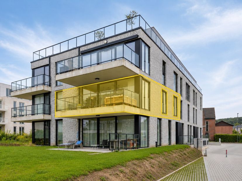 Dit lichtrijk hoekappartement van 96 m² bevindt zich op de eerste verdieping van Residentie Broeke Park en is vlot bereikbaar met de lift. De ligging