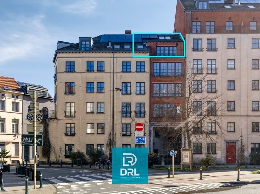In het bruisende centrum van Brussel bevindt zich dit uitzonderlijke duplexappartement van 135 m² — een perfecte combinatie van ruimte, licht en stede
